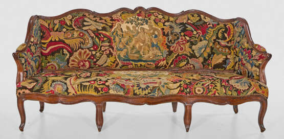 Großes Louis XV-Canapé Nussbaum. Passig geschweift… - photo 1