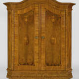 Barock-Schrank Nussbaum, furniert sowie Einlagen a… - photo 1