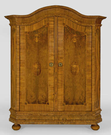 Barock-Schrank Nussbaum, furniert sowie Einlagen a… - photo 1