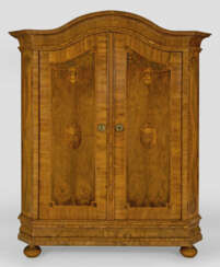 Barock-Schrank Nussbaum, furniert sowie Einlagen a…