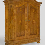 Barock-Schrank Nussbaum, furniert sowie Einlagen a… - photo 2