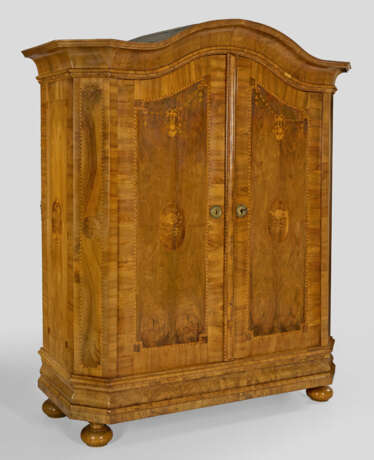 Barock-Schrank Nussbaum, furniert sowie Einlagen a… - photo 2