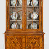 Barock-Vitrinenschrank Nussbaum, furniert und teil… - photo 1