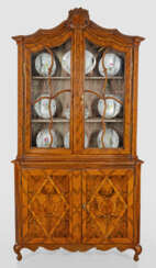 Barock-Vitrinenschrank Nussbaum, furniert und teil…