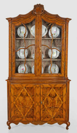 Barock-Vitrinenschrank Nussbaum, furniert und teil… - photo 1