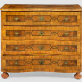 Große Barock-Kommode Nussbaum, furniert. Gerader, … - фото 1