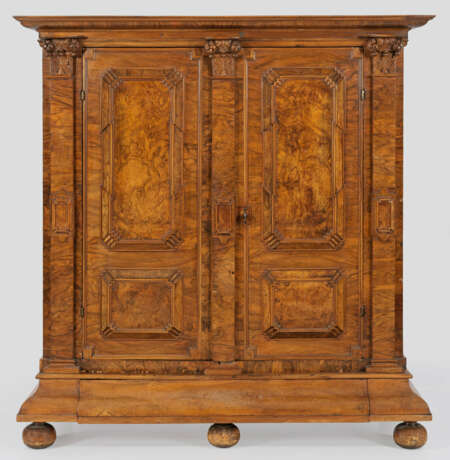 Barock-Dielenschrank Nussbaum, furniert sowie teil… - photo 1