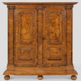 Barock-Dielenschrank Nussbaum, furniert sowie teil… - photo 1