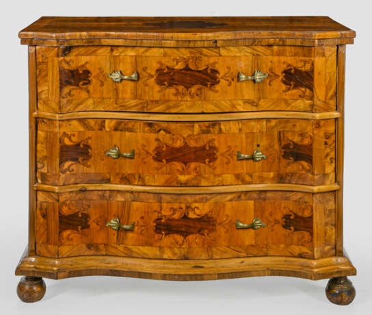 Barock-Kommode Nussbaum, furniert. Gerader, querre… - photo 1