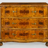 Barock-Kommode Nussbaum, furniert. Gerader, querre… - photo 1