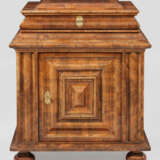 Barock-Halbschrank Nussbaum, furniert. Gerader, re… - photo 1