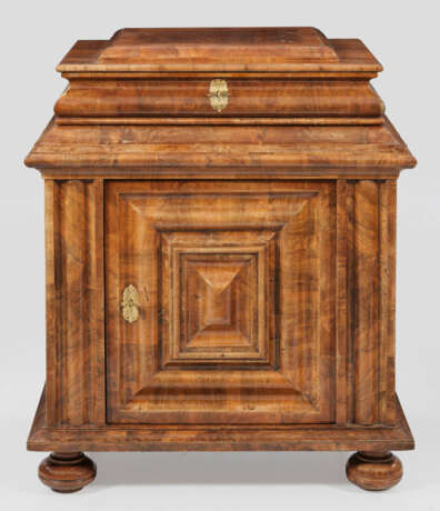 Barock-Halbschrank Nussbaum, furniert. Gerader, re… - photo 1