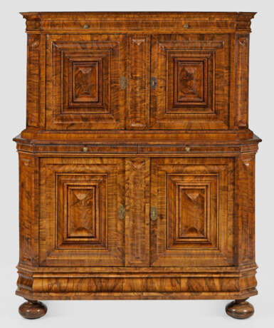 Barock-Aufsatzschrank Nussbaum, furniert. Gerader,… - Foto 1