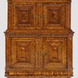 Barock-Aufsatzschrank Nussbaum, furniert. Gerader,… - Foto 1