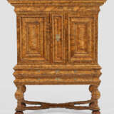 Barock-Stollenschrank Nussbaum, furniert. Querrech… - photo 1