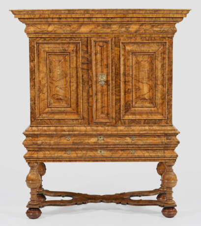 Barock-Stollenschrank Nussbaum, furniert. Querrech… - photo 1