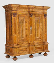 Barock-Dielenschrank Nussbaum, furniert. Gerader, …