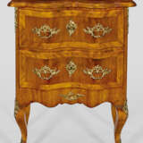 Dresdner Barock-Pfeilerkommode Nussbaum, furniert.… - фото 1
