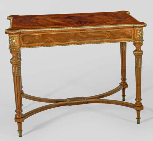 Kleiner Salontisch im Louis XVI-Stil Nussbaum, mas… - photo 1