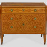 Kommode im Louis XVI-Stil Rüster, furniert. Gerade… - фото 1