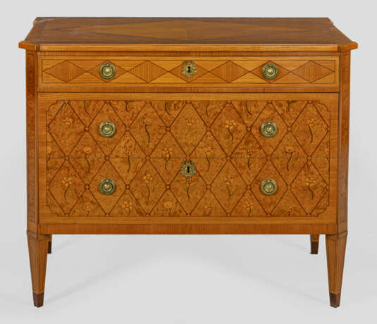 Kommode im Louis XVI-Stil Rüster, furniert. Gerade… - фото 1