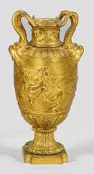 Belle Epoque-Vase mit Opferszene Bronze, vergoldet…