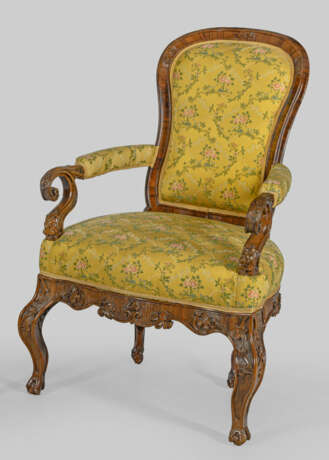 Belle Epoque-Armlehnsessel Nussbaum, teilw. relief… - photo 1