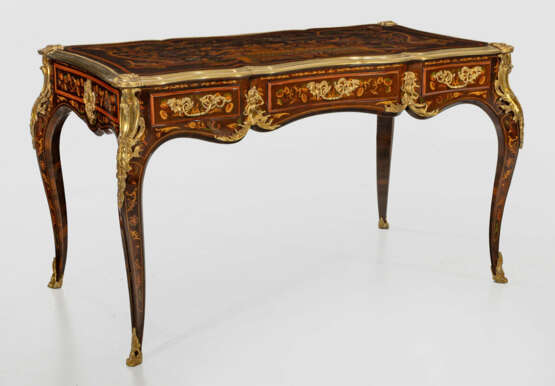 Repräsentatives Bureau plat im Louis XV-Stil Nussb… - Foto 1