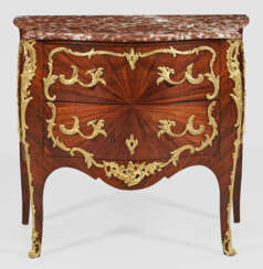 Belle Epoque-Kommode Nussbaum, furniert. Dreiseiti…