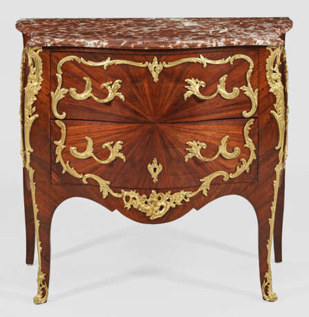 Belle Epoque-Kommode Nussbaum, furniert. Dreiseiti… - Foto 1