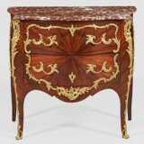 Belle Epoque-Kommode Nussbaum, furniert. Dreiseiti… - Foto 1