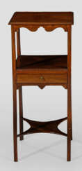 Etagèrentisch Mahagoni. Offen gestalteter Korpus a…