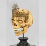 Memento Mori mit Glassturz Holz, geschnitzt und Me… - photo 1