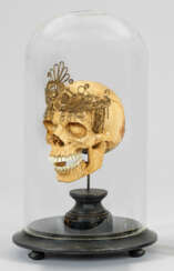 Memento Mori mit Glassturz Holz, geschnitzt und Me…
