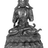 Bronzefigur des sitzenden Guanyin auf Lotosthron - фото 1