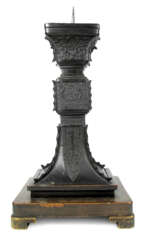 'Gu'-Vase aus Bronze, als Kerzenständer auf Holzsockel montiert