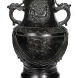 Bronze-Vase in 'hu'-Form mit Drachenmedaillons und Fabeltieren neben Kettengehänge - Foto 1
