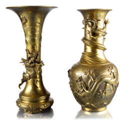 Zwei Vasen mit Drachendekor aus messingfarbener Bronze