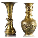 Zwei Vasen mit Drachendekor aus messingfarbener Bronze - фото 1