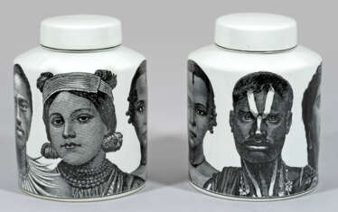 Paar Deckelvasen im Stil von Fornasetti …