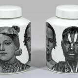 Paar Deckelvasen im Stil von Fornasetti … - photo 1