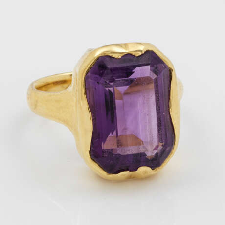 Amethyst-Ring Gelbgold, gest. 750. Zentr… - фото 1