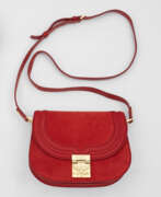 Clothing and accessories. Schultertasche von MCM Erdbeerrotes Kalb…
