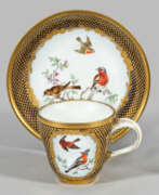 Porzellanprodukte. Ziertasse mit Vogelmalerei mit Untertass…