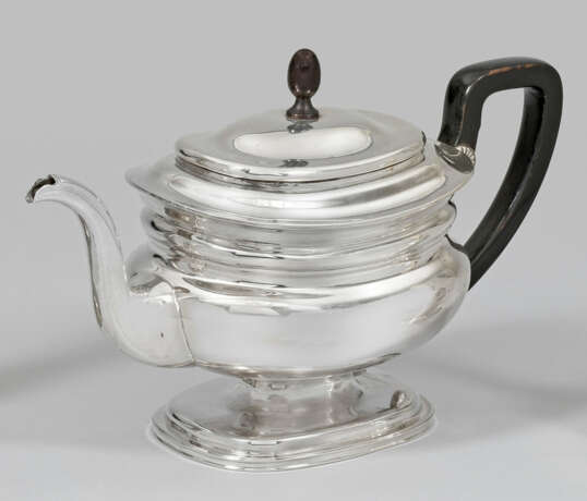 Biedermeier-Teekanne Silber. Über rechte… - photo 1