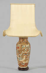 Satsuma-Vase als Tischlampe auf ebonisie…