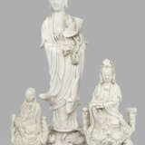 Drei Blanc de Chine-Figuren einer Guanyi… - photo 1