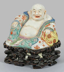 Buddha-Figur Porzellan. Auf ebonisiertem…