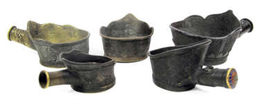 Fünf Bügeleisen aus Bronze mit Gravurdekor