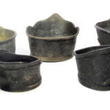 Fünf Bügeleisen aus Bronze mit Gravurdekor - фото 1